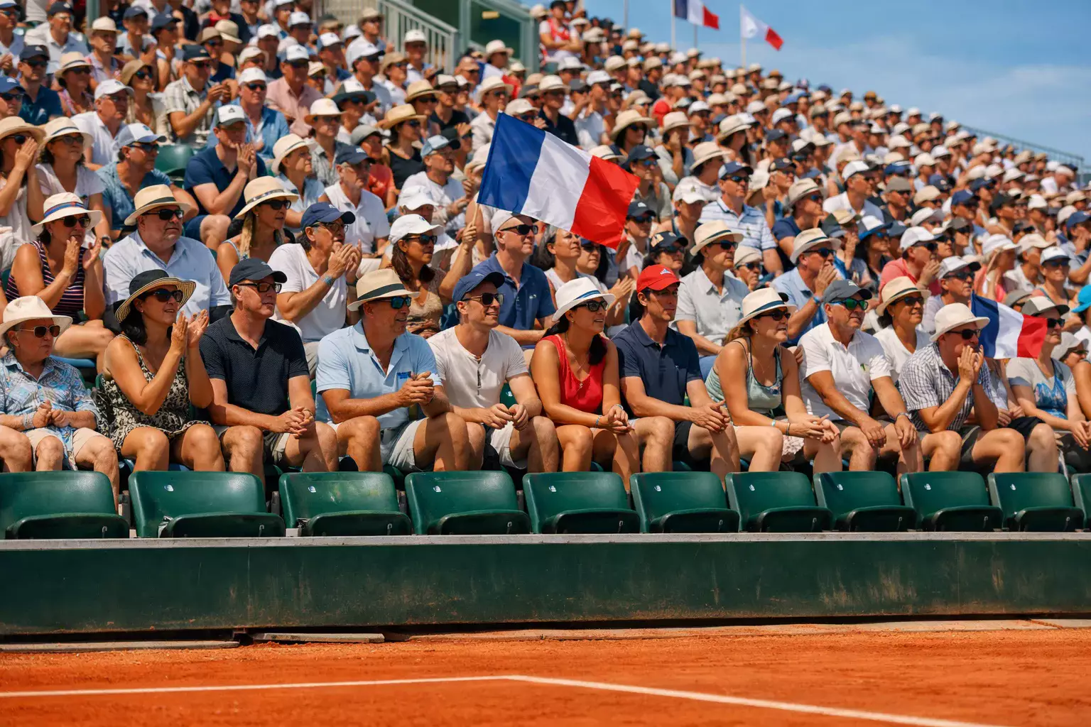 Tribunes de Roland Garros avec spectateurs regardant un match de tennis